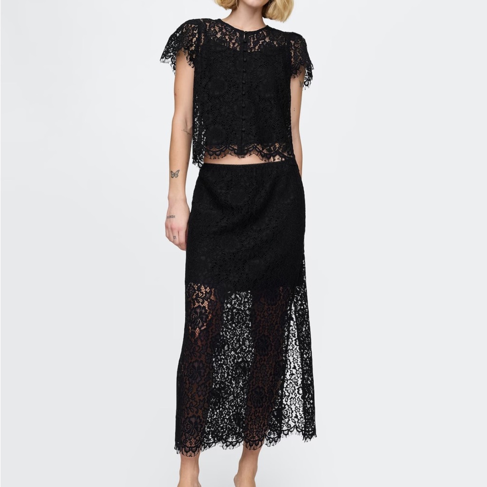 Can be both elegant and casual-Black Lace Skirt